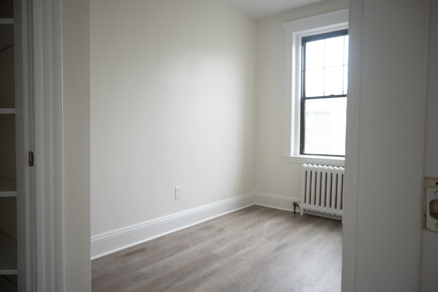 Room 2 - 374 Chestnut Hill Ave