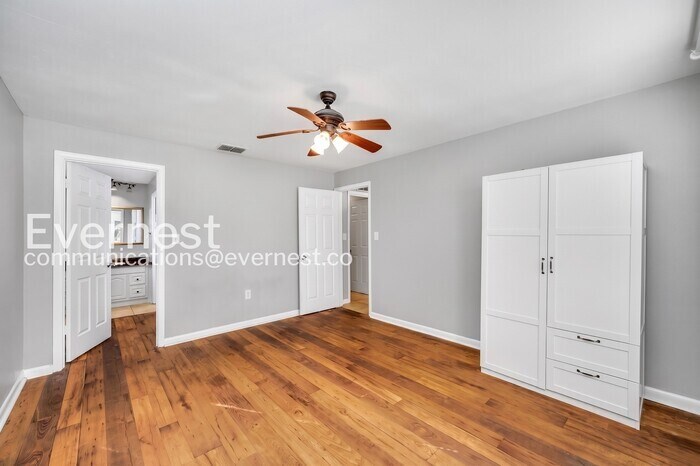 Building Photo - 502 El Camino Real S