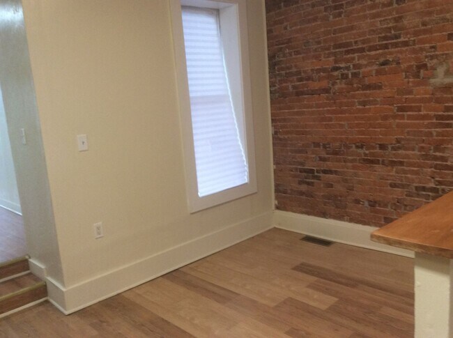 Building Photo - Renovated and Spacious 4 Bedroom 1.5 Bath ...