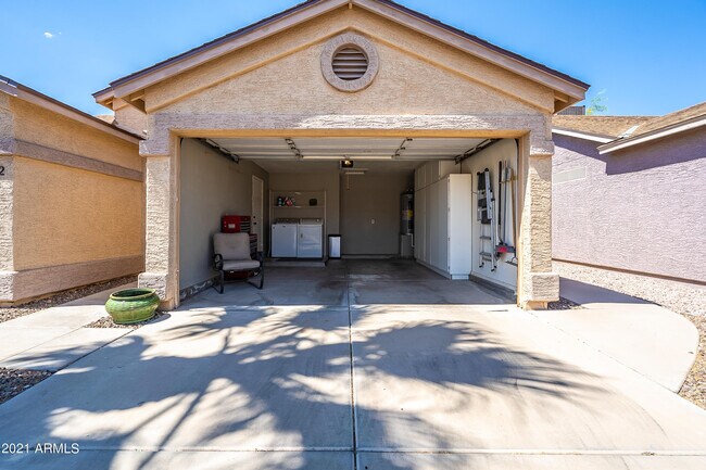 Building Photo - 1802 E Peach Tree Dr