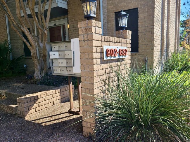Building Photo - 824 Banister Ln