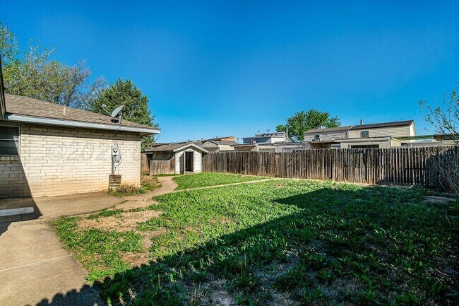 Building Photo - 5712 SW 48th Ave