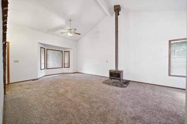 Building Photo - MOVE IN READY! Lake Forest home - 3 bedrooms - North Thurston School District