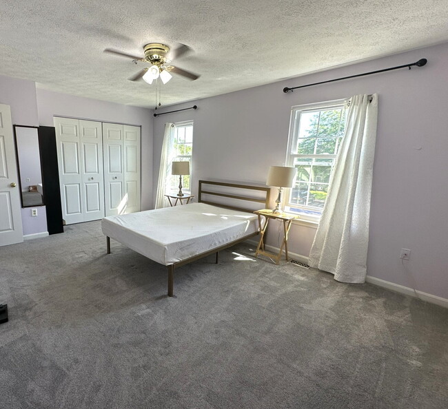 Building Photo - Lovely End Unit Townhome in Avondale Run!