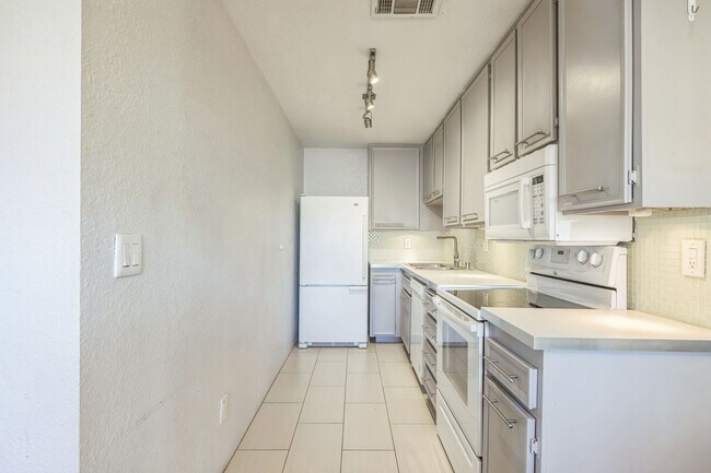 Building Photo - 701 N Los Felices Rd