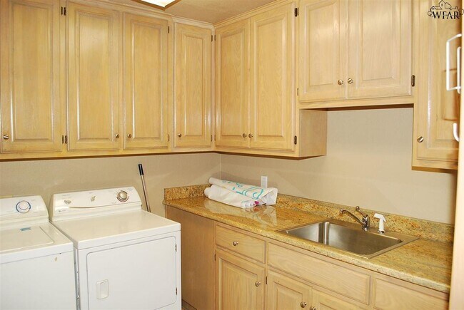 Building Photo - 3 Sand Piper