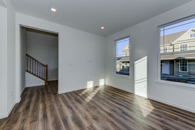 Building Photo - Beautiful 4 bed, 3 bath Townhome with 2 car garage ready for move in!