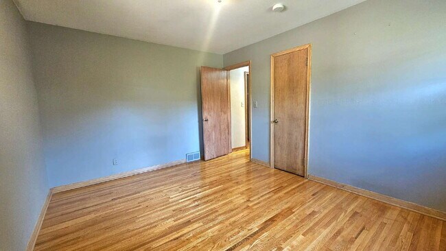Building Photo - Amazing 4-Bedroom Retreat with 2 Full Baths and 2400 Sq Ft of Space in Minneapolis.
