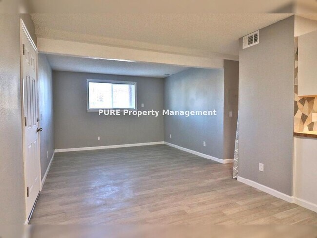 Building Photo - 3 Bedroom 2 Bath Condo in Golden