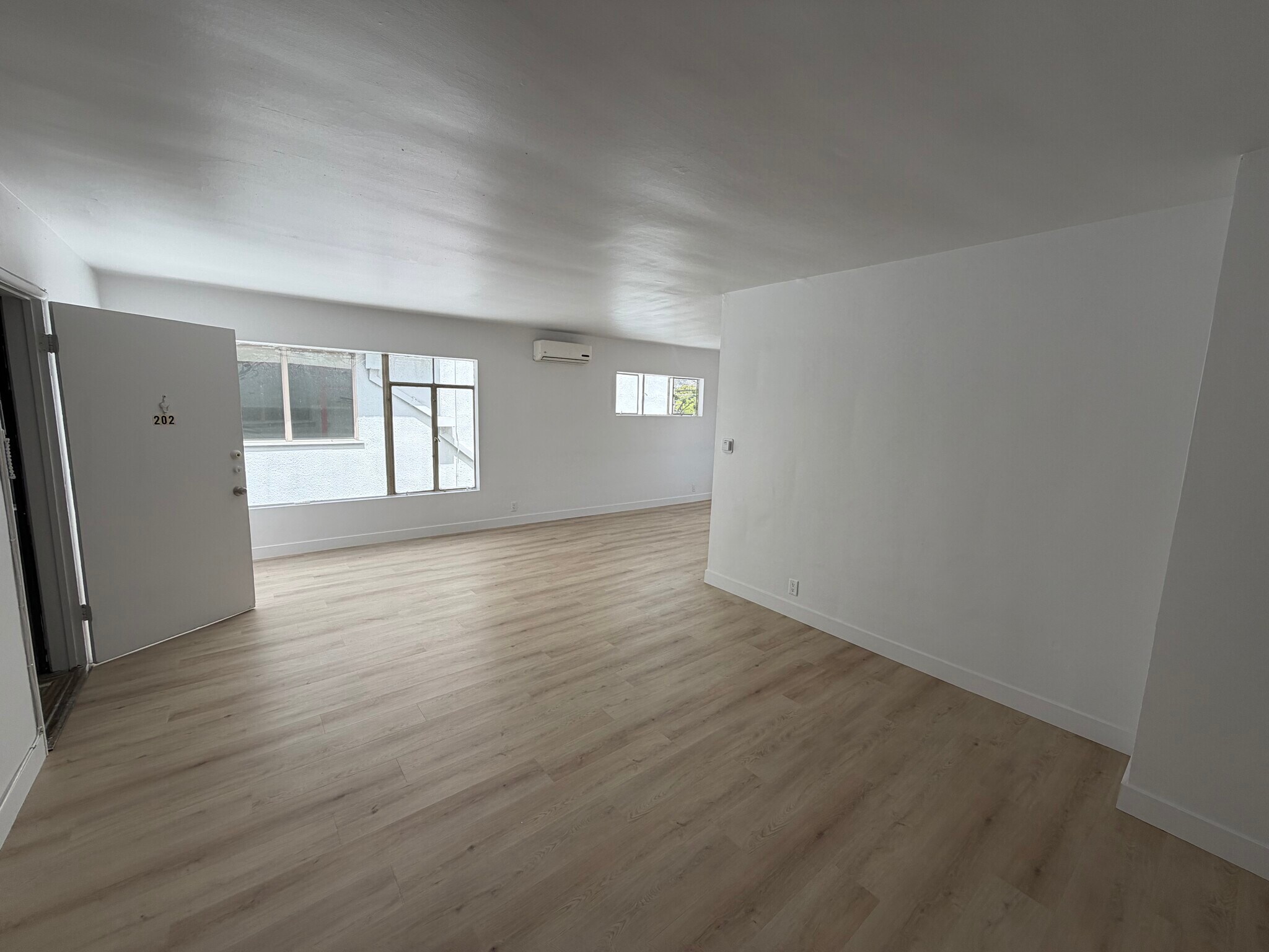 Building Photo - 478 S San Vicente Blvd