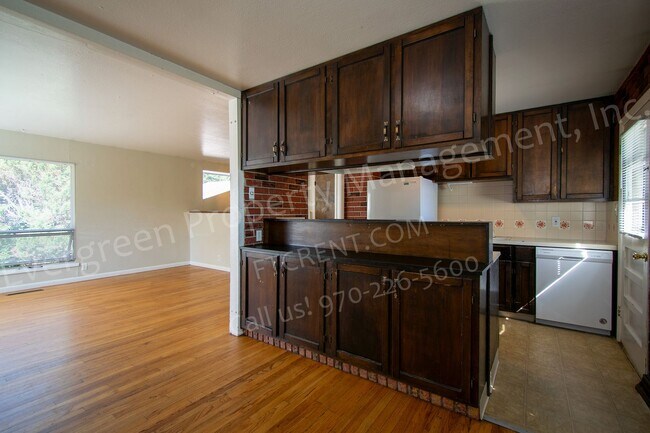Building Photo - 1916 Larkspur Dr