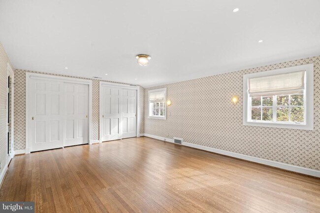 Building Photo - 6045 Edgewood Terrace