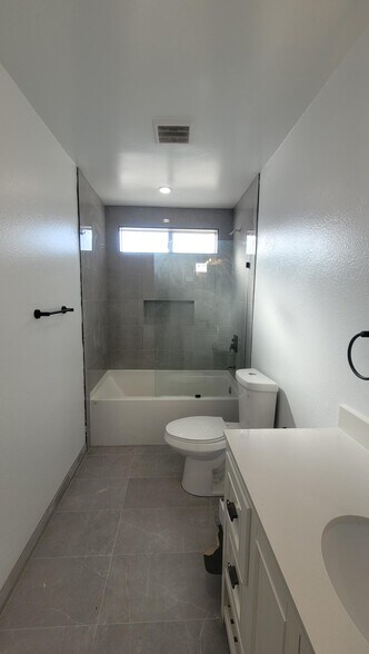 Hallway bathroom - 15340 Murray Ave