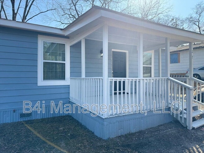 Building Photo - 27 Domineck St