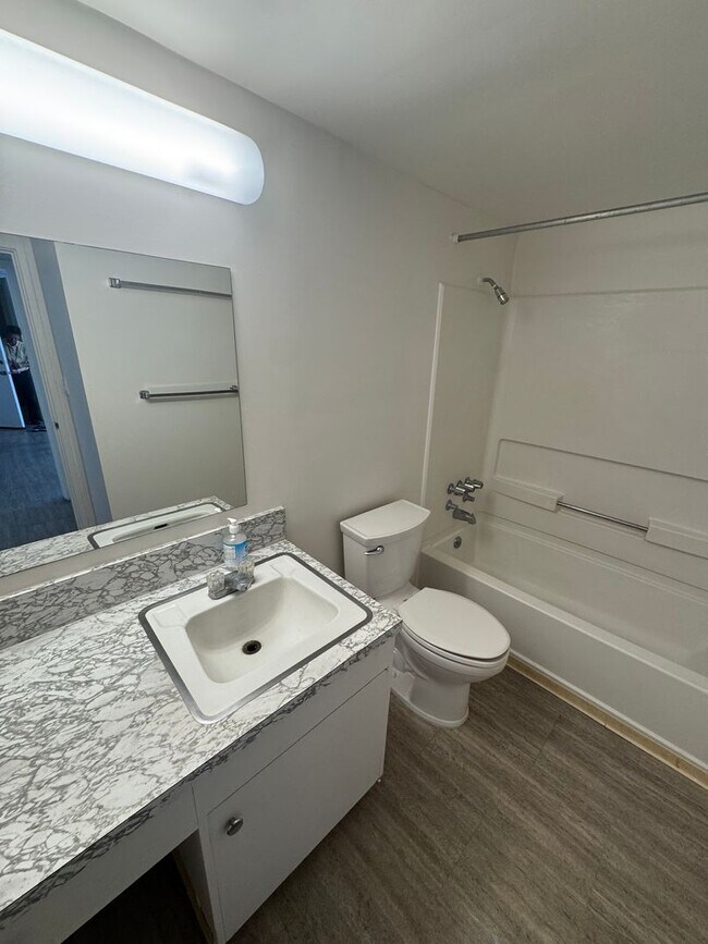 Building Photo - Large 2/2 Waikiki Condo with Parking, Lanai, A/C & W/D in unit!