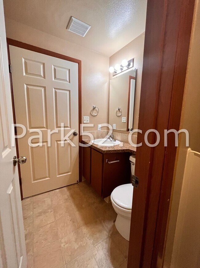 Building Photo - Puyallup Area 2 Bedroom 2nd Floor Apartment