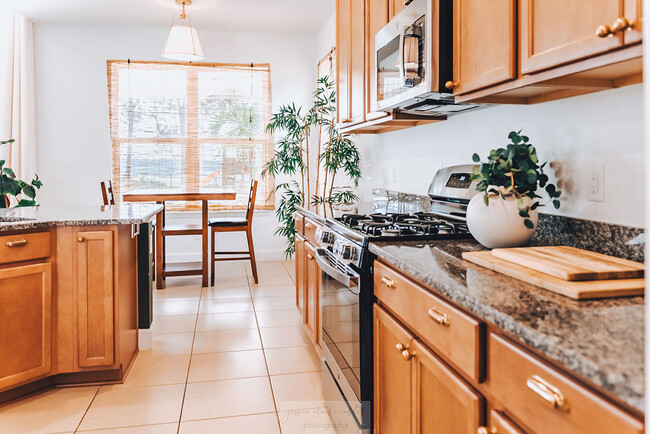 Building Photo - 6387 Grandview Hill Ct