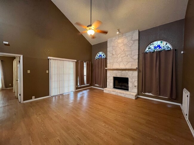 Building Photo - *COMING SOON!* MOVE IN SPECIAL 2 Bedroom Garden Style Villa Home In A Prime Location – Near Shopp...