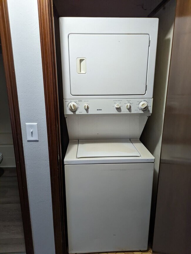 Building Photo - 303 E Palm Dr