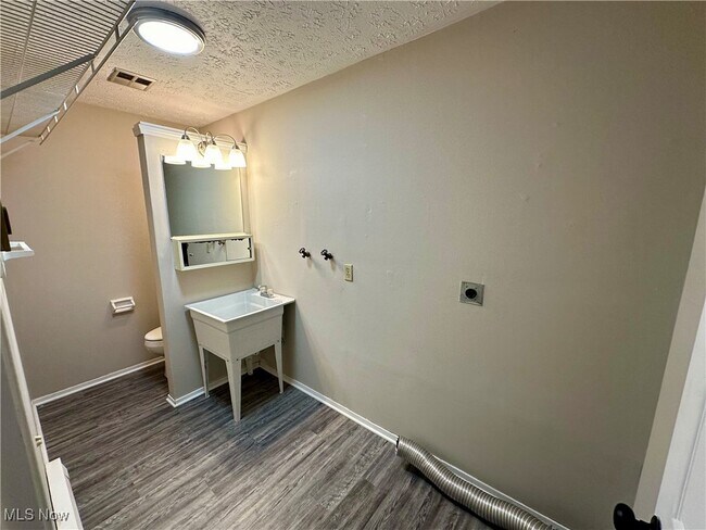 Building Photo - 221 Brunswick Dr