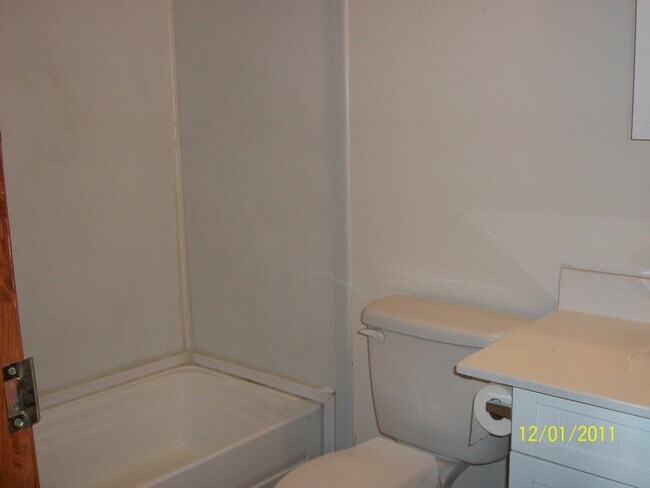 Building Photo - 3 bedroom, 2 bath, large bonus room, large covered porch, mobile home