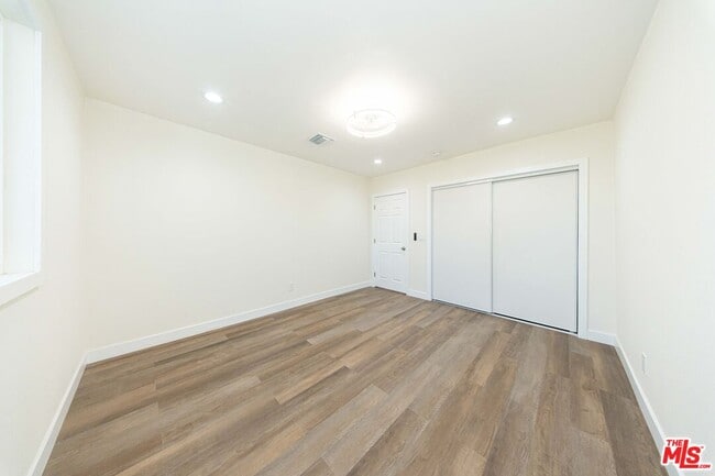 Building Photo - 8430 Glenoaks Blvd