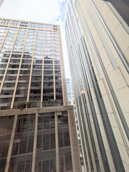 Building Photo - 230 E Ontario St