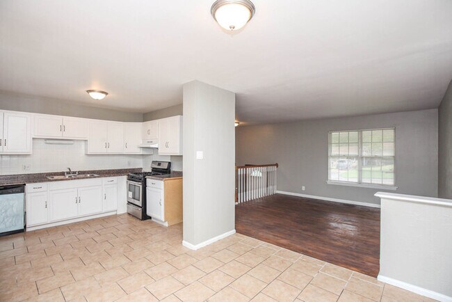Building Photo - SPLIT LEVEL HOME FOR RENT!