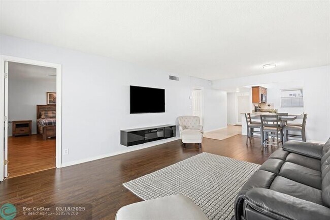 Building Photo - 2960 Riverside Dr
