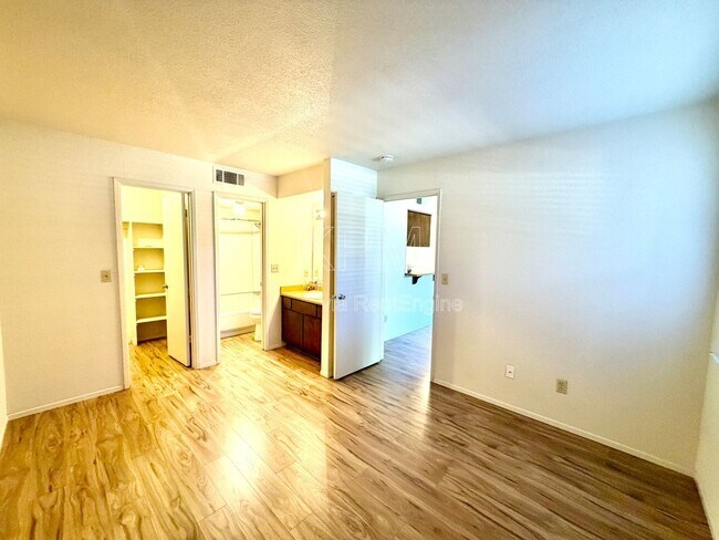 Building Photo - 1537 Pyrenees Ave
