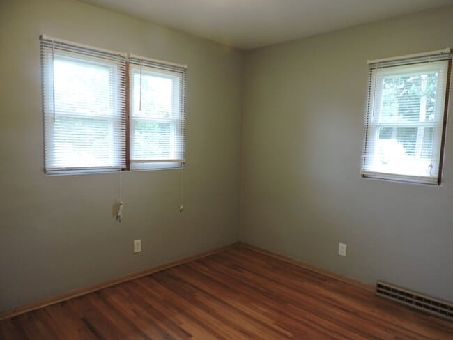 Building Photo - 3 bedroom, 1 1/2 bath house