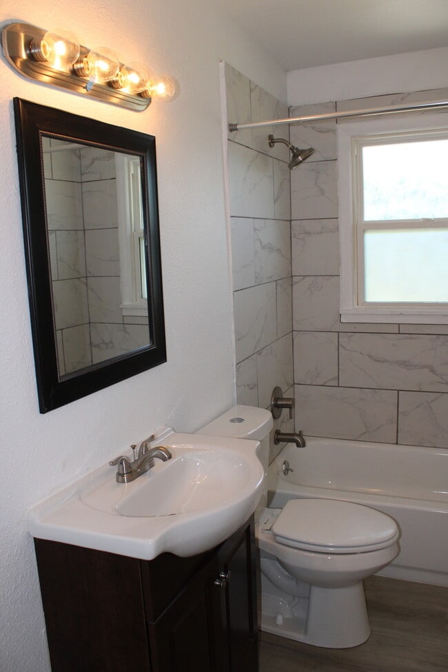 Building Photo - Beautiful 4 bedrooms and 1 bath home located on Freeman Ave in Kansas City, KS