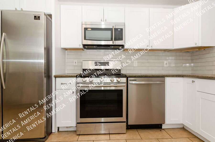 Building Photo - 525 E Linden St