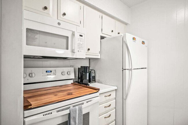 Building Photo - 2025 Eleventh Street-SI FL1-ID1023252P