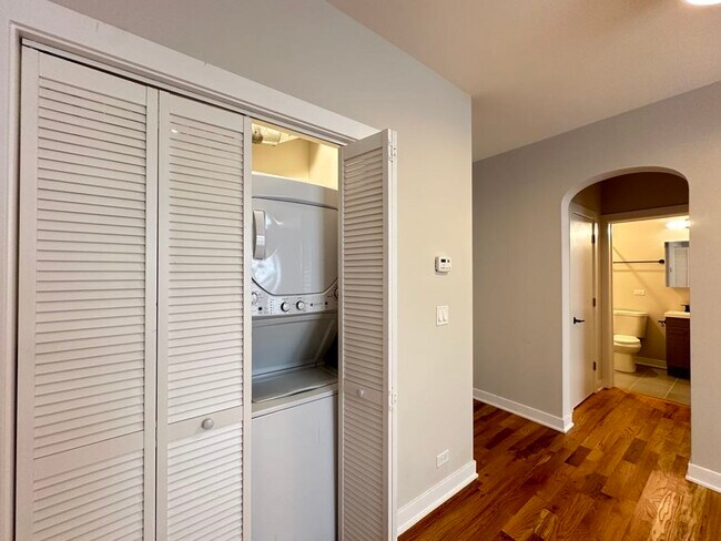 Building Photo - 659 W Wrightwood Ave