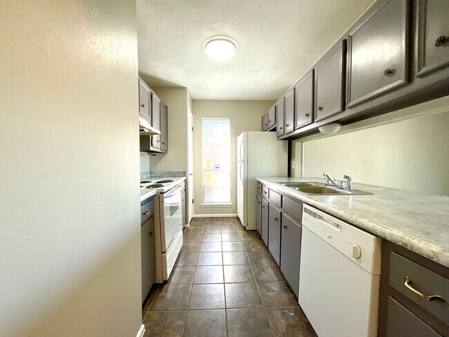 Building Photo - MUST SEE! 2 Bedroom / 1.5 Bath Duplex w/ Garage!