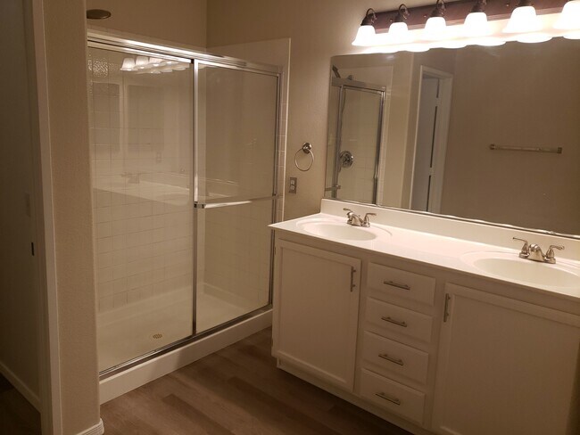 Building Photo - 6005 Linosa Ct