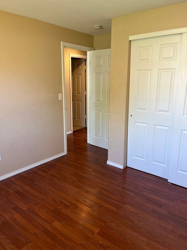 Building Photo - Beautiful 4 bedroom 2 bathroom single family house with Fenced backyard and 3 car garage