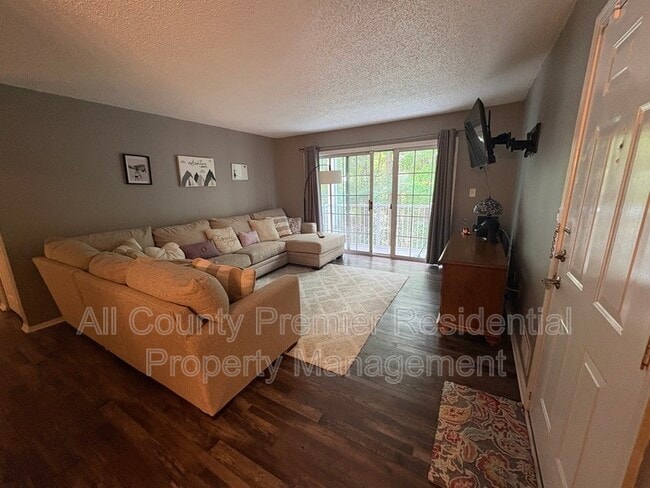 Building Photo - 60 Versailles Ct