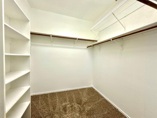 Building Photo - 17129 Bishopsgate Dr
