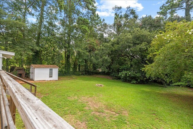 Building Photo - 103 S Chapel Dr