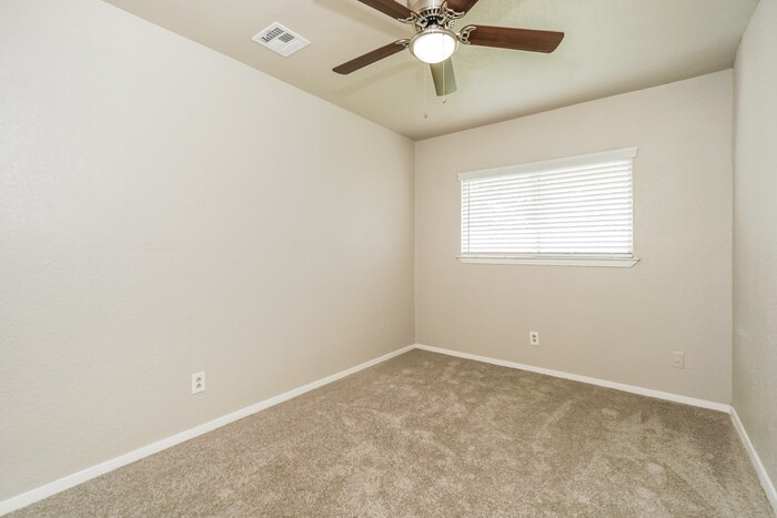 Building Photo - 1070 Hickory Trail St