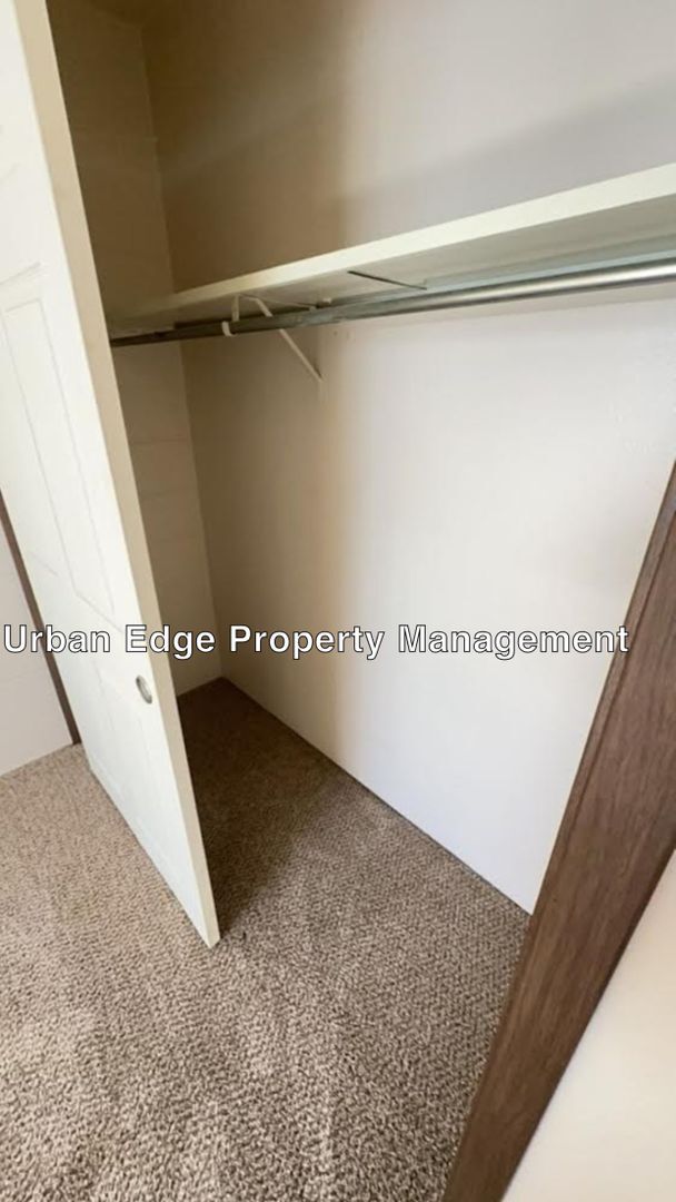 Building Photo - 1 bedroom 1 bath apartment (photos similar)