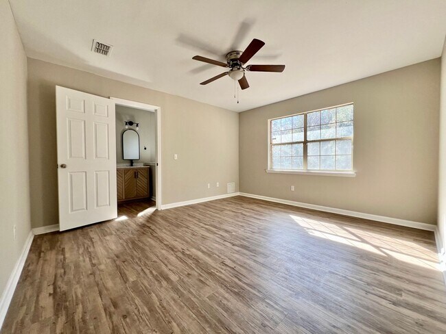 Building Photo - COMING MID-MAY 2026! (Pet Friendly)