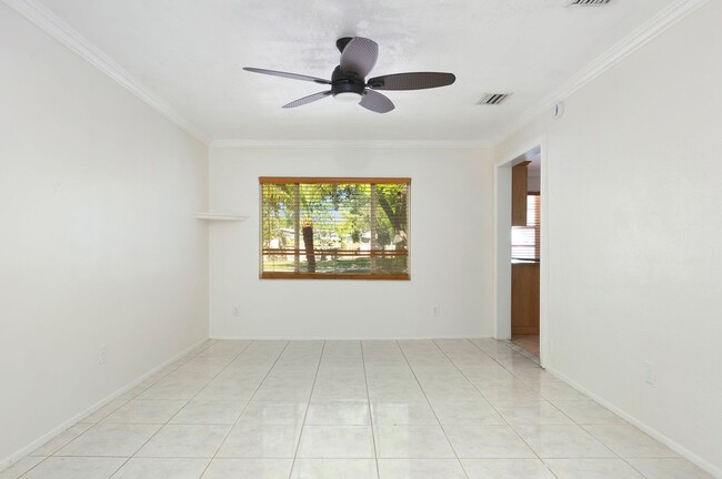 Building Photo - 3/2 Ranch with great outdoor space