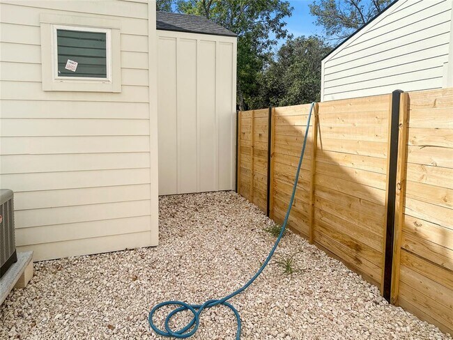 Building Photo - 6107 Begonia Cir