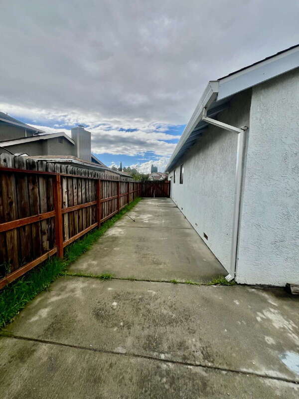 Building Photo - 827 Crested Dr