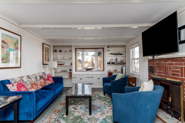 Building Photo - 18 Bay St