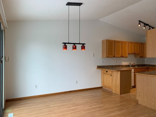 Building Photo - 3 Bedroom Twinhome