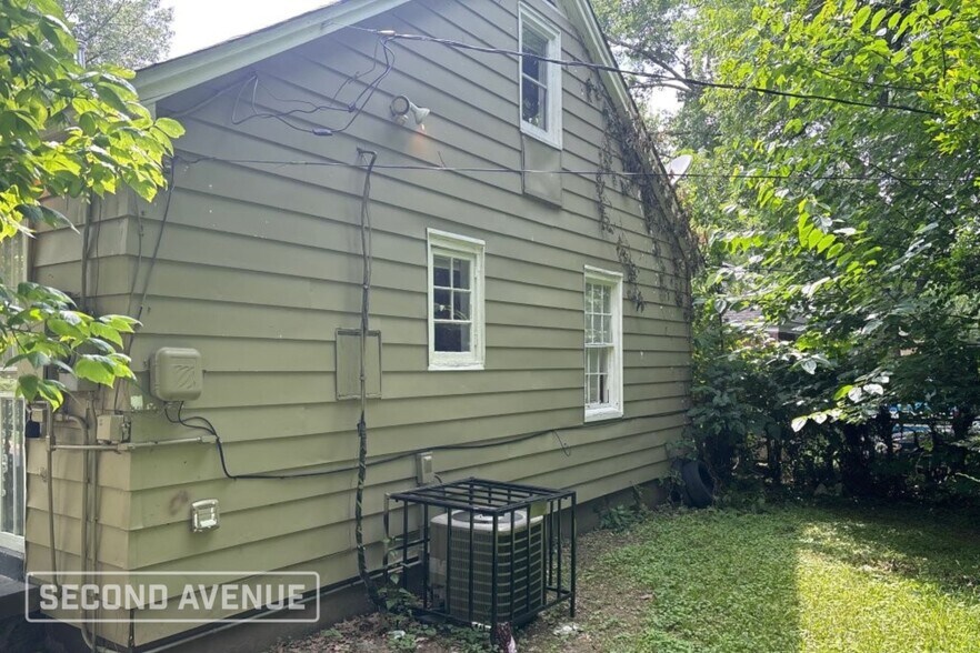 Building Photo - 2374 Larose Ave